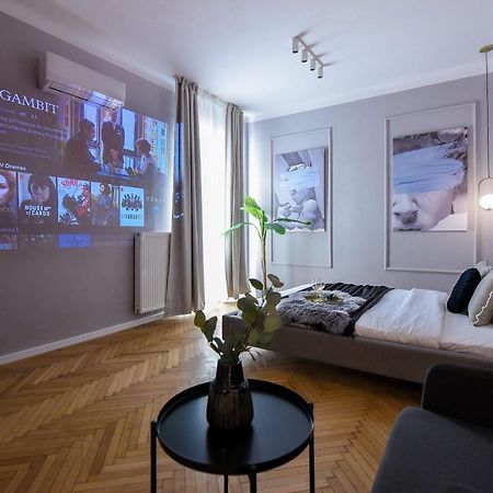 Modern Stay - Central Studios With Wall Projector Near Radisson Bucarest Esterno foto
