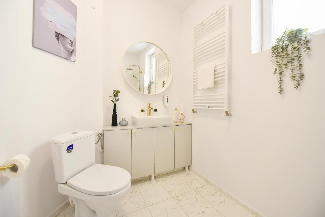 Modern Stay - Central Studios With Wall Projector Near Radisson Bucarest Esterno foto