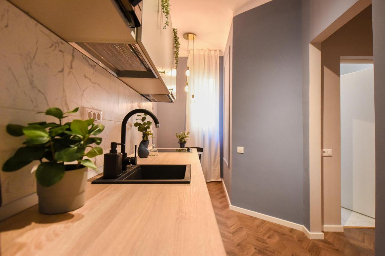 Modern Stay - Central Studios With Wall Projector Near Radisson Bucarest Esterno foto